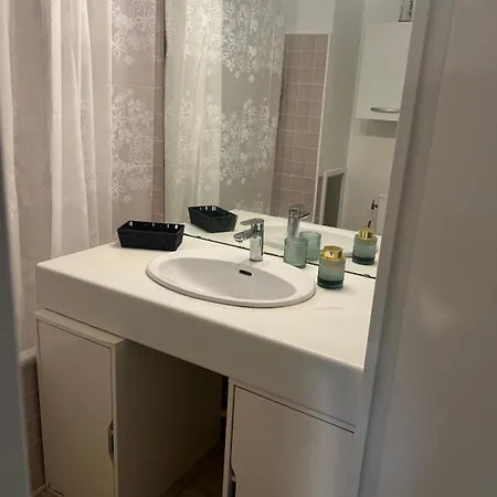 Apartment Moderne 43 M2 Au Coeur De Montpellier, Tramway Au Pied De L'immeuble, Parking Public, Ideal Pour 1 A 3 Personnes *